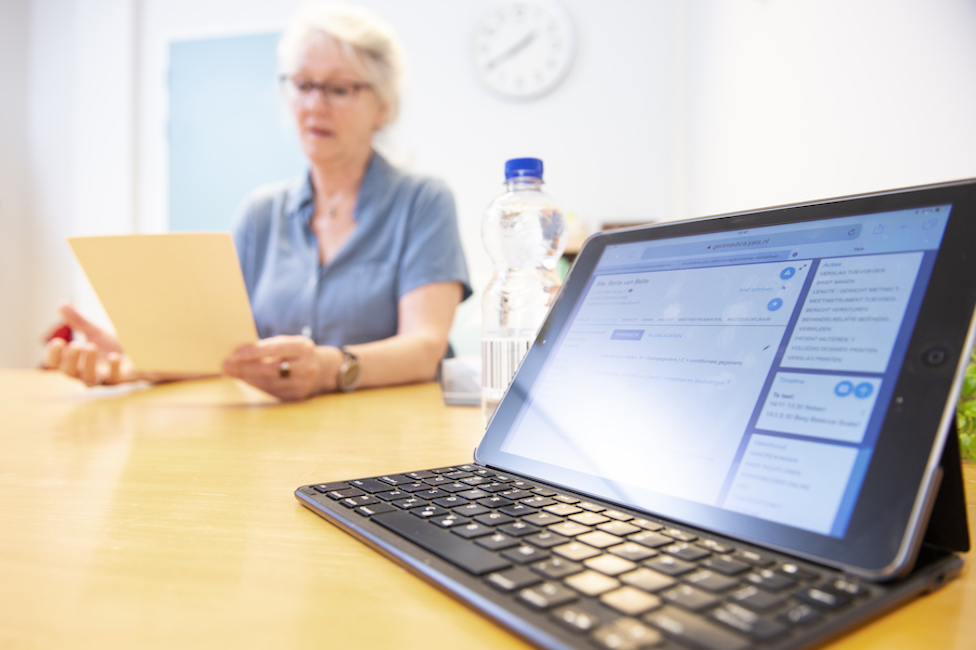 beeldscherm in de zorg gebruiksvriendelijke software zorgdossier Gerimedica verpleeghuis behandelaar